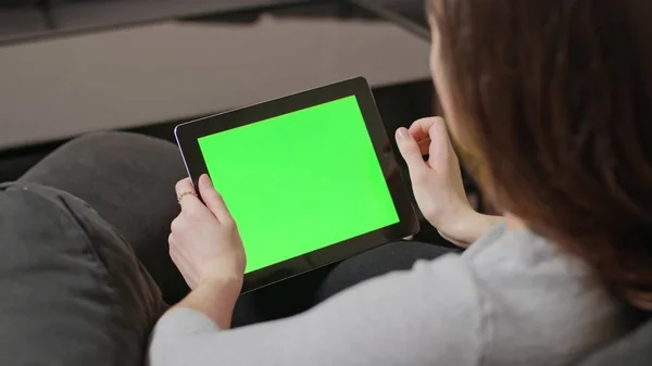 Дівчина, використовуючи цифровий планшетний ПК з синім екраном — стокове фото