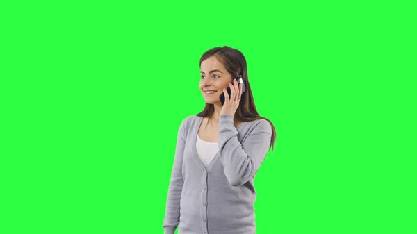 Wanita terisolasi di layar hijau dengan telepon — Stok Foto