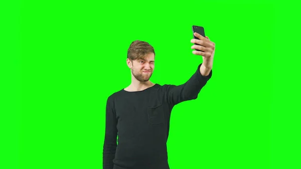 A fiatalember figyelembe selfie — Stock Fotó