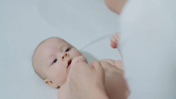 Parent Holding Newborns Hand. — Stock Photo, Image