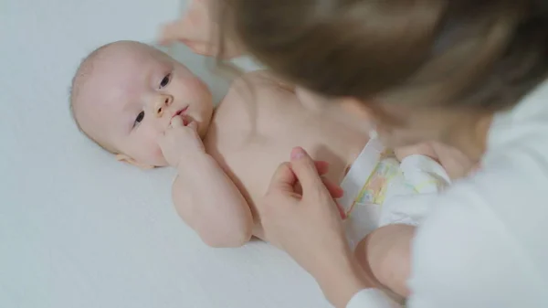 Eltern halten Neugeborenen die Hand. — Stockfoto