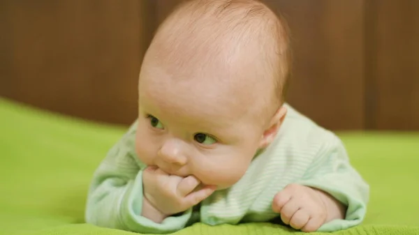 6 meses lindos bebé a niño en un traje de mono — Foto de stock