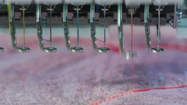 Máquina de bordado textil en la industria textil — Foto de Stock
