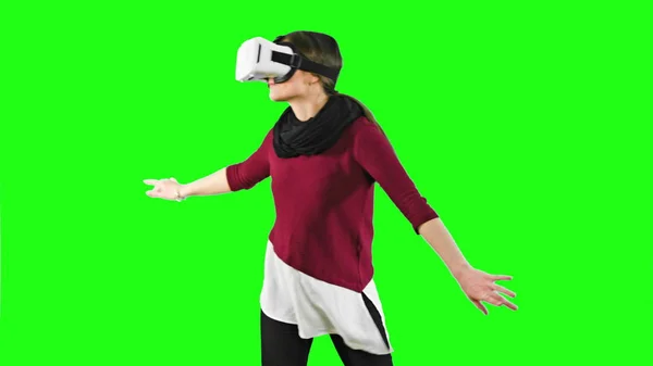Mulher virando a cabeça com um fone de ouvido VR ligado . — Fotografia de Stock