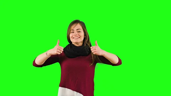 Vrouw springen geïsoleerd op groene achtergrond — Stockfoto
