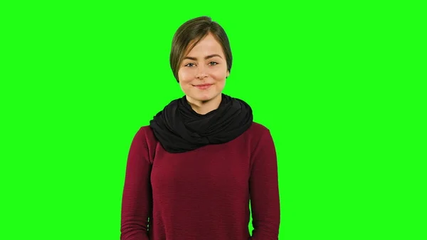 Una joven sonriendo y evitando sus ojos — Foto de Stock