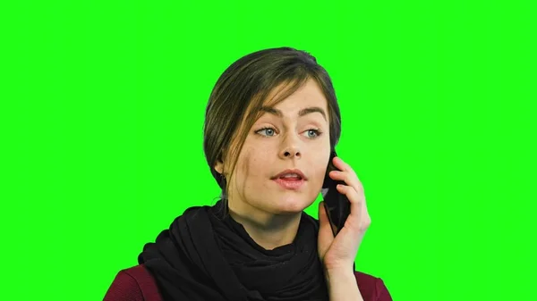 Egy fiatal hölgy beszél a telefonon — Stock Fotó