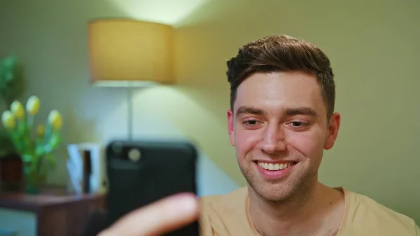 Sorrindo homem bebendo e usando celular — Fotografia de Stock