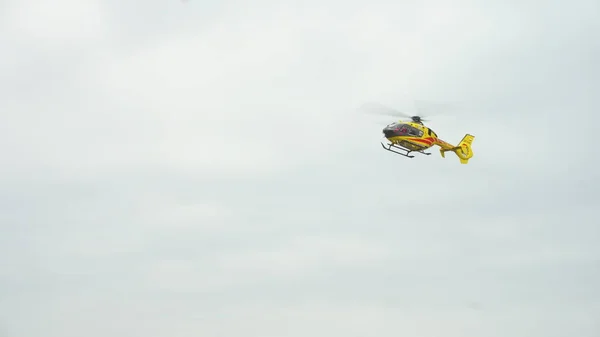 Helicóptero amarelo decolando — Fotografia de Stock