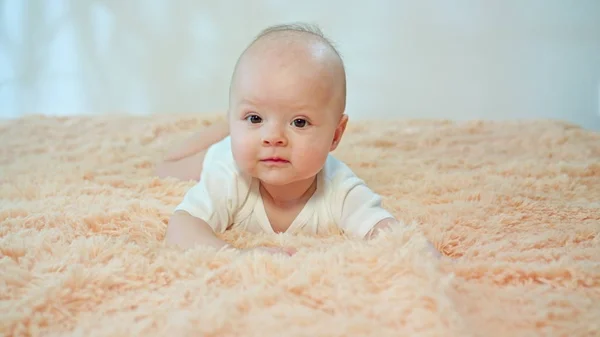 Дитина лежить на Стомаху на затишному килимі — стокове фото