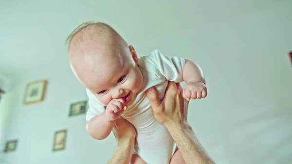 Braços masculinos segurando um bebê — Fotografia de Stock