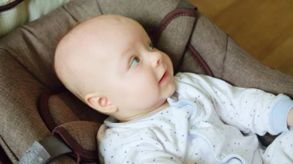 Leuke Baby liggend in Pram — Stockfoto