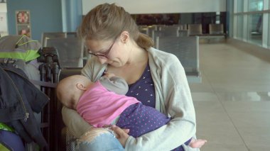 Bir kadın emzirme çocuğunu havaalanında