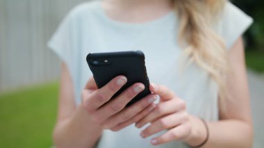 Cep telefonu açık havada kullanarak bir Bayan