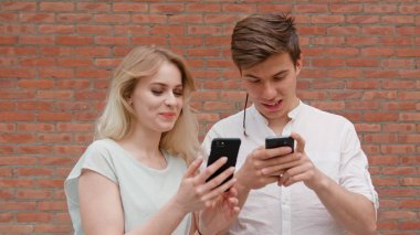 Açık havada bir genç çift Mobil telefonları