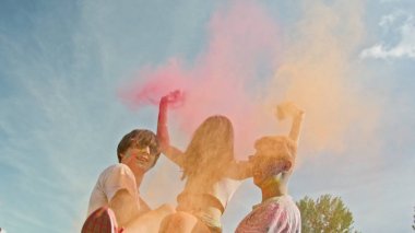 Gençlerin birbirlerini toz boya ile bulaşması