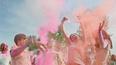renkli holi festival süresince dans kutlama
