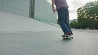 Readhead Hipster şapkalı bir kaykay üzerinde