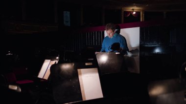 İletken bir orkestra çukuru levha müzik çalışmaları