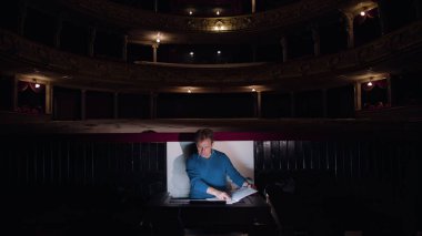 İletken bir orkestra çukuru levha müzik çalışmaları