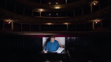 İletken bir orkestra çukuru levha müzik çalışmaları