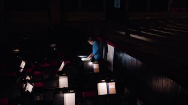 İletken bir orkestra çukuru levha müzik çalışmaları