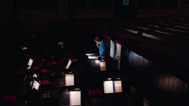 İletken bir orkestra çukuru levha müzik çalışmaları