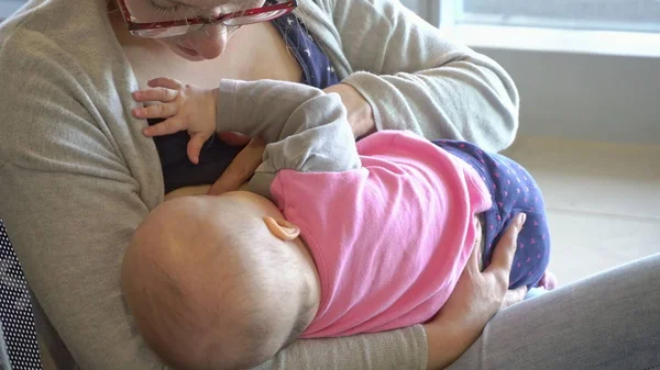 Une femme allaite son enfant à l'aéroport — Photo