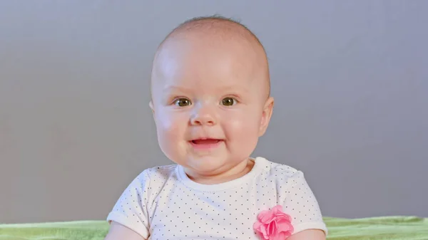 Bebé sentado y sonriendo — Foto de Stock