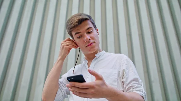 Um homem usando um telefone celular ao ar livre — Fotografia de Stock