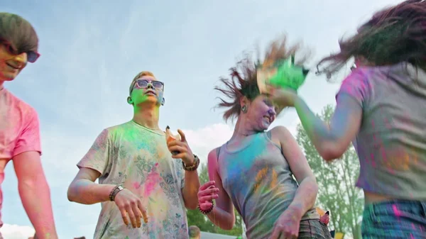 Праздники танцев во время цветного фестиваля Холи — стоковое фото