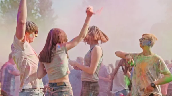 Celebrants Dancing During the Color Holi Festival — Stock Photo, Image