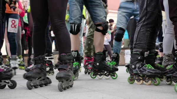 Molte gambe in Roller-Blades — Foto Stock