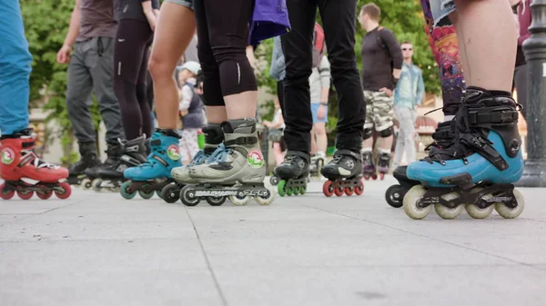 Molte gambe in Roller-Blades — Foto Stock