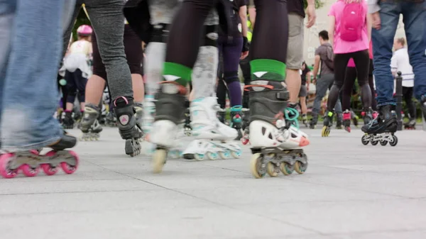 Molte gambe in Roller-Blades — Foto Stock