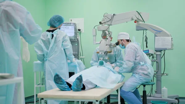 Cirujanos de Oftalmología Dentro de la Intervención — Foto de Stock