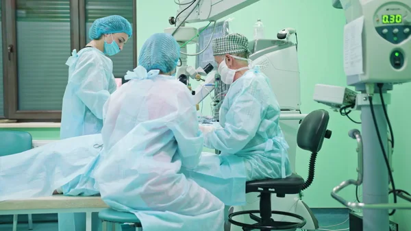 Χειρουργοί Ophtalmology εντός της παρέμβασης — Φωτογραφία Αρχείου