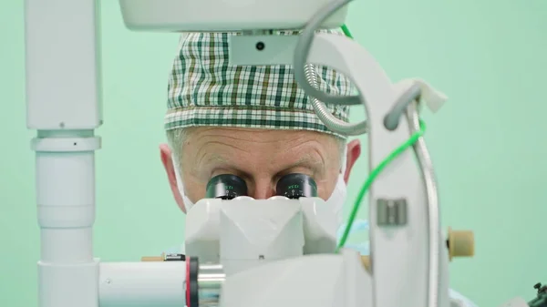 Офтальмологические хирурги в рамках вмешательства — стоковое фото