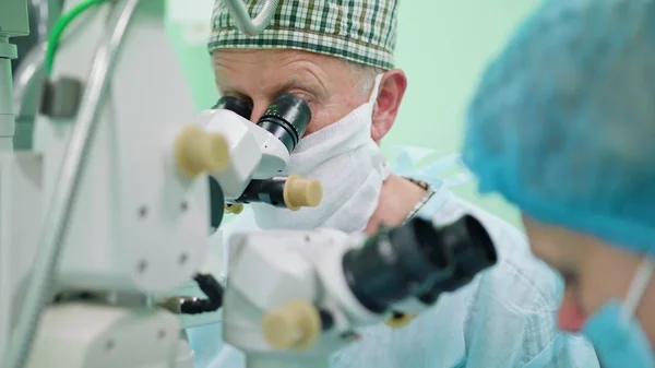 Χειρουργοί Ophtalmology εντός της παρέμβασης — Φωτογραφία Αρχείου