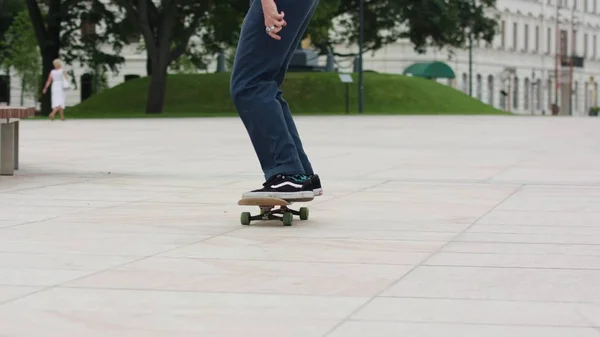 Hipster de cabeça de leitura em chapéu com um skate — Fotografia de Stock