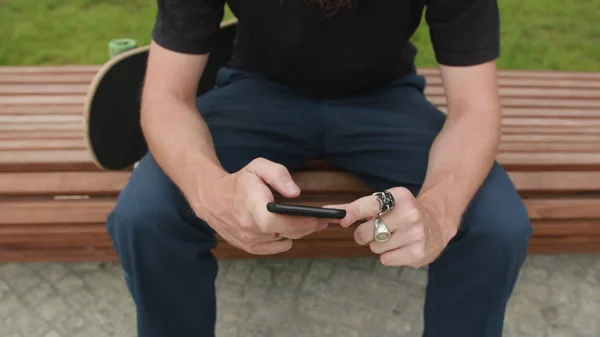 Hipster cabeça de leitura em Com um Smartfone na mão — Fotografia de Stock
