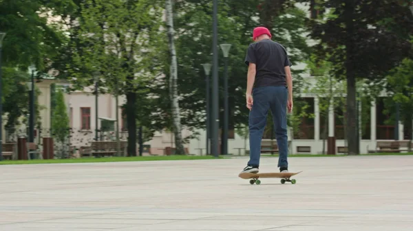 Readhead bokové v klobouku s Skateboard — Stock fotografie