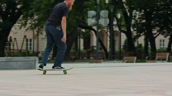 Readhead Hipster i hatt med en Skateboard — Stockfoto