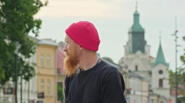 Readhead Hipster in cappello con uno skateboard — Foto Stock