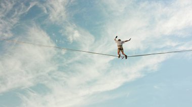 Slackliners kentsel Highline Festivali'nde kent içinde