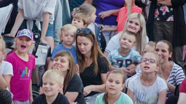 Kalabalık saatler Mattatoio Sospeso Performes göster.