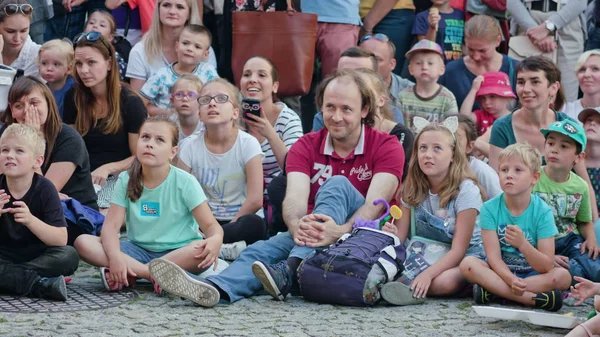 Kalabalık saatler Mattatoio Sospeso Performes göster.