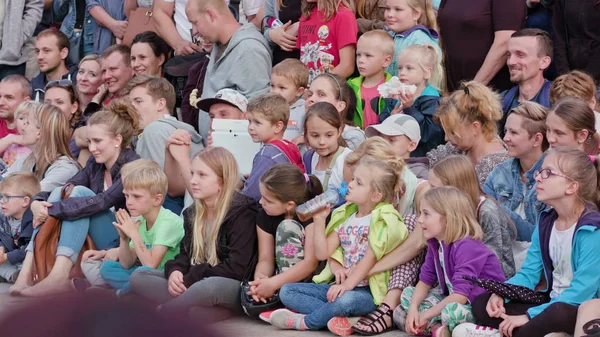 Sari Makela Performes büyük büyükanne göster