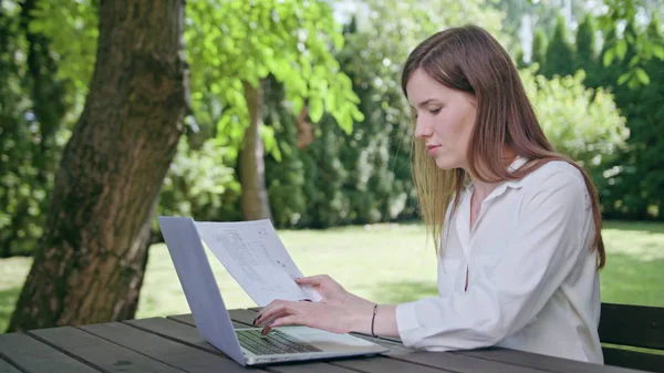 Mulher de negócios usando um laptop no parque — Fotografia de Stock