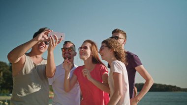 Gençler kumsalda bir Selfie yapma
